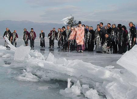 諏訪湖おみわたり